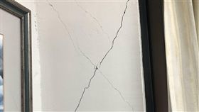 網友公司牆壁X形裂痕(圖/PTT)