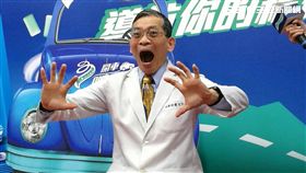 國泰醫院物理治療師簡文仁示範「開車醒腦操」。（圖／楊晴雯攝）