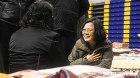 花蓮強震，總統蔡英文探視花蓮小巨蛋災民。 圖／記者林敬旻攝