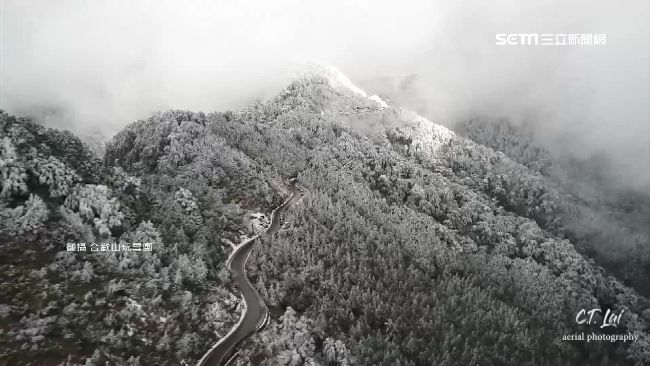 合歡山積雪35公分　轎車雪地練甩尾