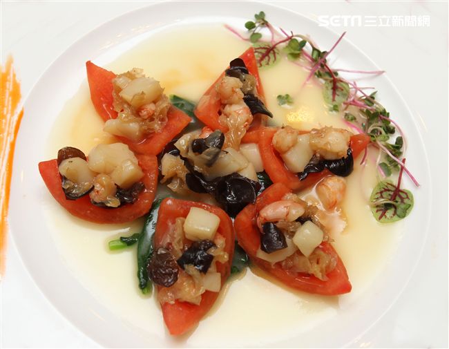 老母雞也有春天傳承與創新，H2O水京棧國際酒店老雞湯紅花綠葉。（記者邱榮吉/攝影）