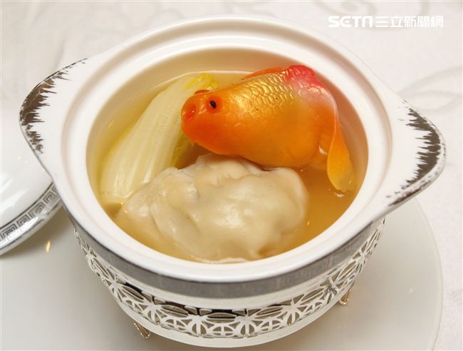 老母雞也有春天傳承與創新，金湯鱻味拔絲灌湯包。（記者邱榮吉/攝影）