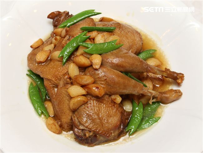 老母雞也有春天傳承與創新，阿媽大蒜封雞。（記者邱榮吉/攝影）