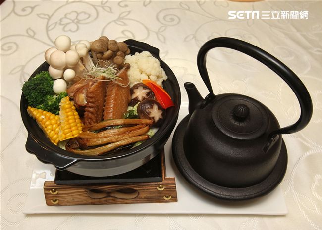 老母雞也有春天傳承與創新，青燒干蔥滑雞煲。（記者邱榮吉/攝影）