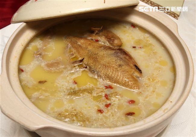 老母雞也有春天傳承與創新，砂鍋老母雞湯。（記者邱榮吉/攝影）