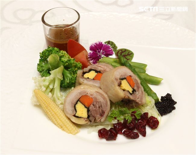 老母雞也有春天傳承與創新，翠綠麻香佐鳳凰。（記者邱榮吉/攝影）