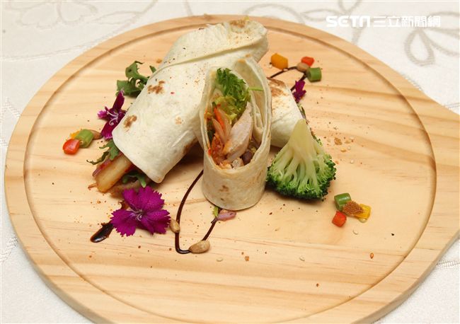 老母雞也有春天傳承與創新，蜜糖燒烤雞肉捲。（記者邱榮吉/攝影）