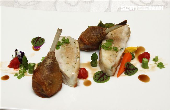 老母雞也有春天傳承與創新，乳酪雞肉捲雞絲燉飯。（記者邱榮吉/攝影）