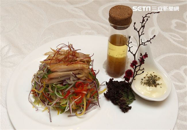 老母雞也有春天傳承與創新，西津五彩雞絲。（記者邱榮吉/攝影）