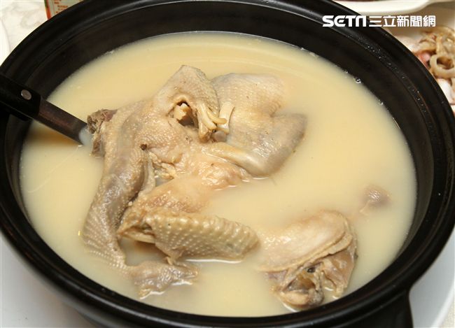 老母雞也有春天傳承與創新，砂鍋老母雞湯。（記者邱榮吉/攝影）