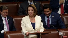 女站神！美民主黨領袖踩10公分高跟鞋　狂講8小時只喝水
圖／翻攝自Washington Post YouTube
https://www.youtube.com/watch?v=0kKQSDsXOg8