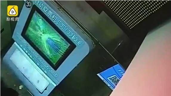 不滿趕高鐵被攔　醉男一拳打爆售票機