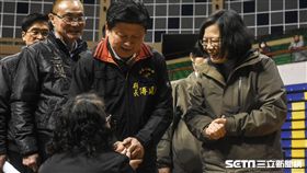 花蓮強震，總統蔡英文探視花蓮小巨蛋災民。 圖／記者林敬旻攝