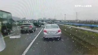 扯駕駛開路肩　救護車猛按喇叭才讓道