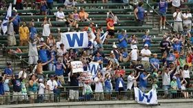 ▲密爾瓦基釀酒人主場內，時常可見大批芝加哥小熊球迷。（資料照／美聯社／達志影像）