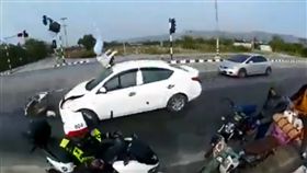 泰國,廊磨喃蒲府,車禍,護理師,煞車,撞飛（圖／翻攝自ต๊ะ เม็กเกอร์臉書）