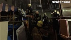 台北重慶南路倉庫火災　3消防員不慎從5樓摔至1樓／翻攝畫面