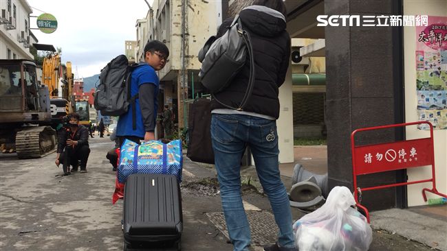 哭了！「這是我爸爸」民回危樓拿回憶