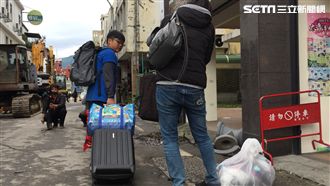 哭了！「這是我爸爸」民回危樓拿回憶