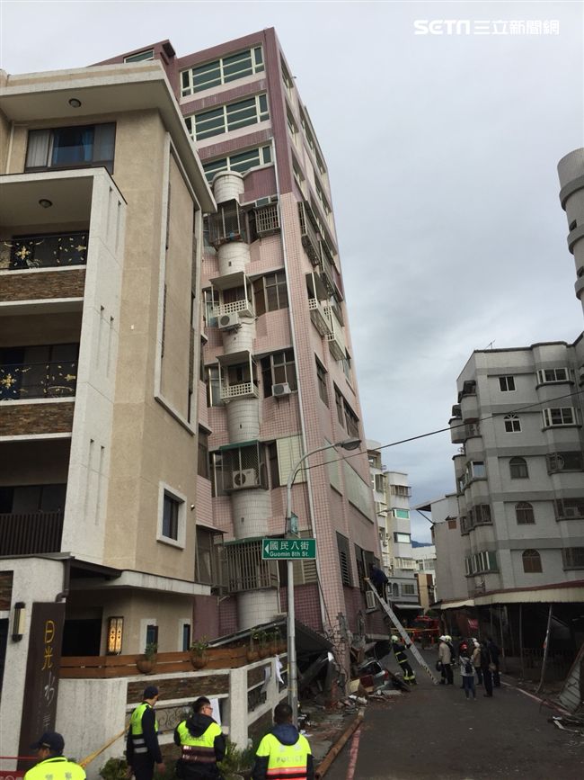 花蓮「吾居吾宿」大樓2018年2月6日因地震倒塌。(圖/資料照)