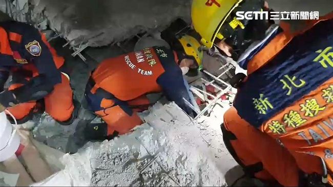 救難隊挖開雲門　現場傳出陣陣瓦斯味