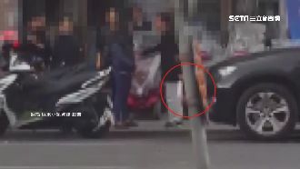 叭一聲爆口角　老翁亮開山刀槓年輕人