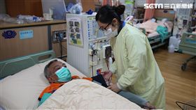 地震、慈濟護理師救人、藍色外套者花蓮慈濟醫院血液透析室組長林欣穎、黃色防水衣＿懷德診所護理師 夏中宜（先生是消防人員）(圖/慈濟醫院提供)