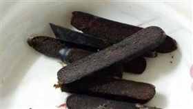 女網友拿出家中「前前年的烏魚子」，媽媽還要她試吃，讓她崩潰。（圖／翻攝爆廢公社公開版）