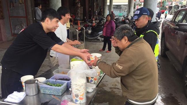不忘台人的恩惠　日本前議員災區煮麵