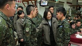 蔡英文與救災官兵吃早餐＿國防部發言人臉書