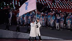 （勿用）16:9
平昌冬季奧運正式開幕　南北選手同持半島旗入場
南韓選手元允宗（男）、北韓選手黃忠琴（女）
圖／法新社