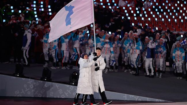 平昌冬奧開幕　南北韓選手同持半島旗