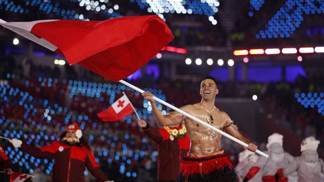 還是脫了！東加猛男掌旗官再秀大肌肌