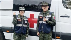國軍姐弟災區救援　帶給災民一絲溫暖（圖／翻攝照片）花蓮強震,國軍,巫宗螢,巫宗威,救災