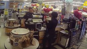 美國一名2歲男童與父親逛超市時，為了要買糖，在結帳櫃台大哭大鬧，這時有一名62歲陌生男子馬丁尼茲（Juan Guevara Martinez）看不下去，上前抓住男童的手臂，狂打男童屁股，男童父親見狀後，立刻報警處理。最後馬丁尼茲被依虐待兒童、妨礙警察執勤、毆打及破壞秩序等罪名移送法辦。（圖／翻攝《Świnka Peppa Po Polsku》自YouTube）