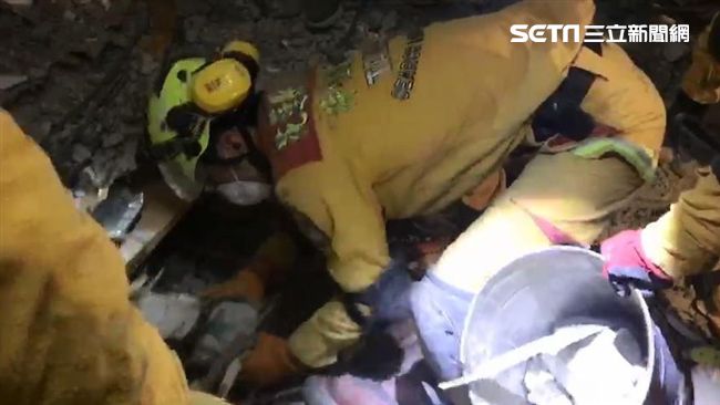 救援人員救5陸客　4樓下挖發現手