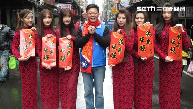 旗袍正妹市場發春聯！民眾呼：金水耶