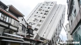 花蓮強震生死一線，雲門翠堤搜救現場。 圖／記者林敬旻攝