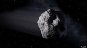 一顆比市區公車還要大的小行星，晚上以安全但很靠近的距離擦過地球，小於地球和月球距離的1/5。（圖／翻攝自BBC）