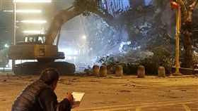 花蓮救災怪手大哥5分鐘嗑便當／花蓮人臉書