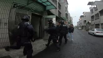 夫妻藏社區販毒　警架梯攀牆破門攻堅