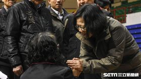 花蓮強震，總統蔡英文探視花蓮小巨蛋災民。 圖／記者林敬旻攝