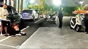 吳國新行兇後持刀與警方對峙，遭刺死的陳女倒臥在腳邊。翻攝