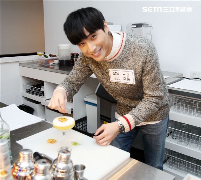 陳彥名手做地中海風味情人節套餐，搶搭暖男接班人。（記者邱榮吉/攝影）