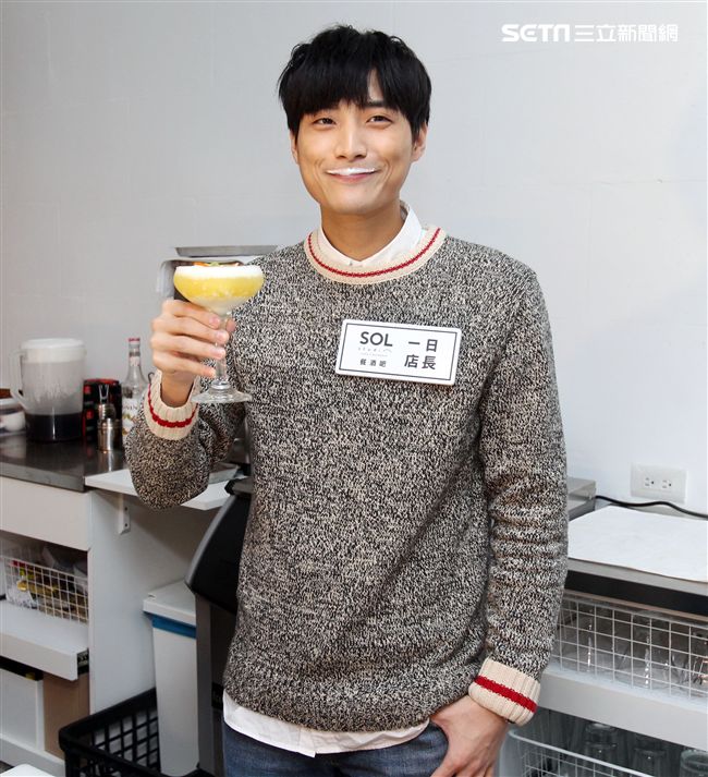 陳彥名手做地中海風味情人節套餐，搶搭暖男接班人。（記者邱榮吉/攝影）