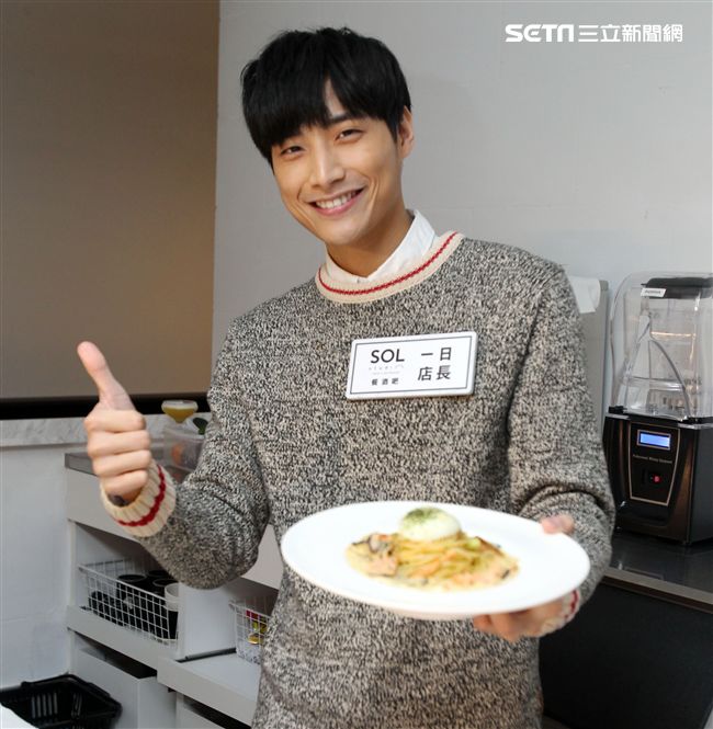 陳彥名手做地中海風味情人節套餐，搶搭暖男接班人。（記者邱榮吉/攝影）