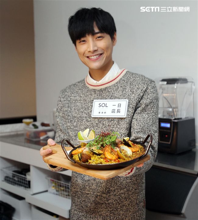 陳彥名手做地中海風味情人節套餐，搶搭暖男接班人。（記者邱榮吉/攝影）