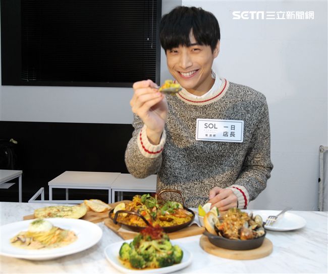 陳彥名手做地中海風味情人節套餐，搶搭暖男接班人。（記者邱榮吉/攝影）