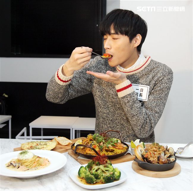 陳彥名手做地中海風味情人節套餐，搶搭暖男接班人。（記者邱榮吉/攝影）