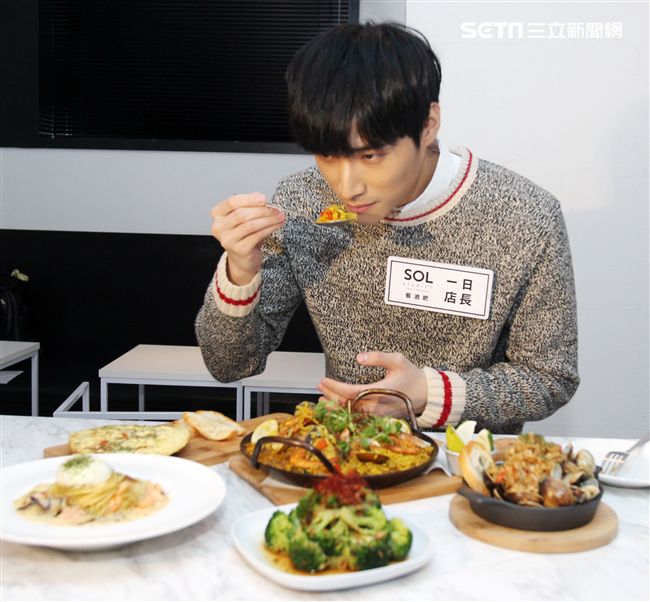 陳彥名手做地中海風味情人節套餐，搶搭暖男接班人。（記者邱榮吉/攝影）